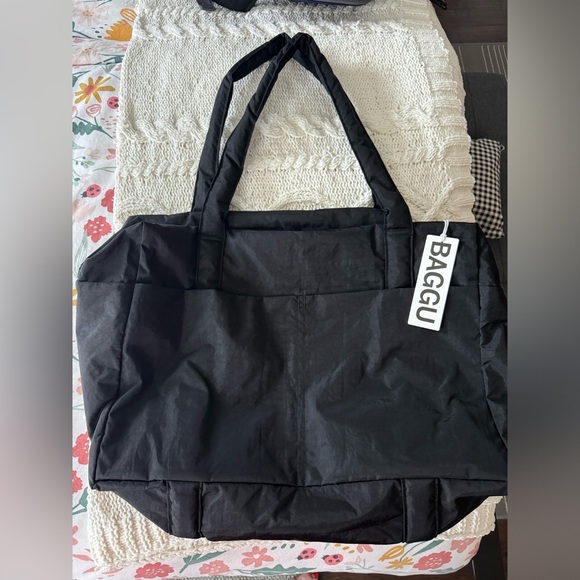 BAGGU Handbags - NWT BAGGU BLACK Cloud Carry on